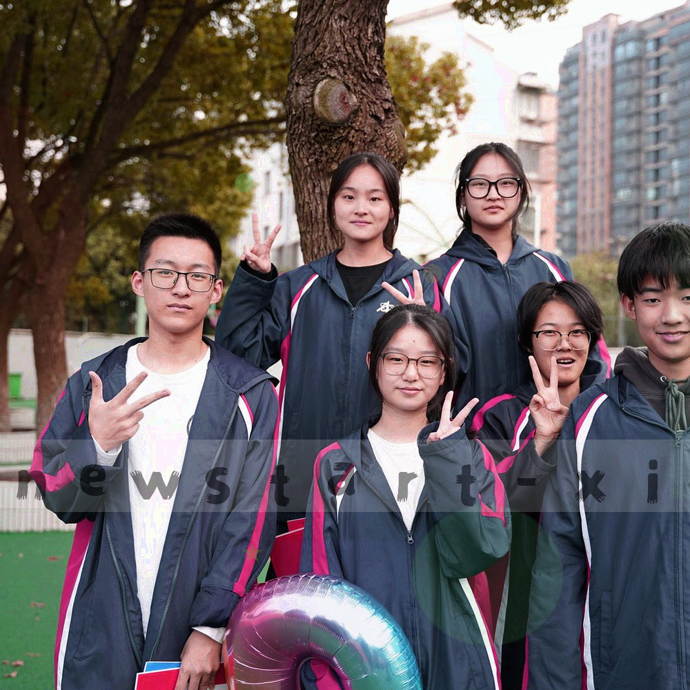多屏并列的电子记分牌特写，数字整齐排列，以深蓝与青色为主